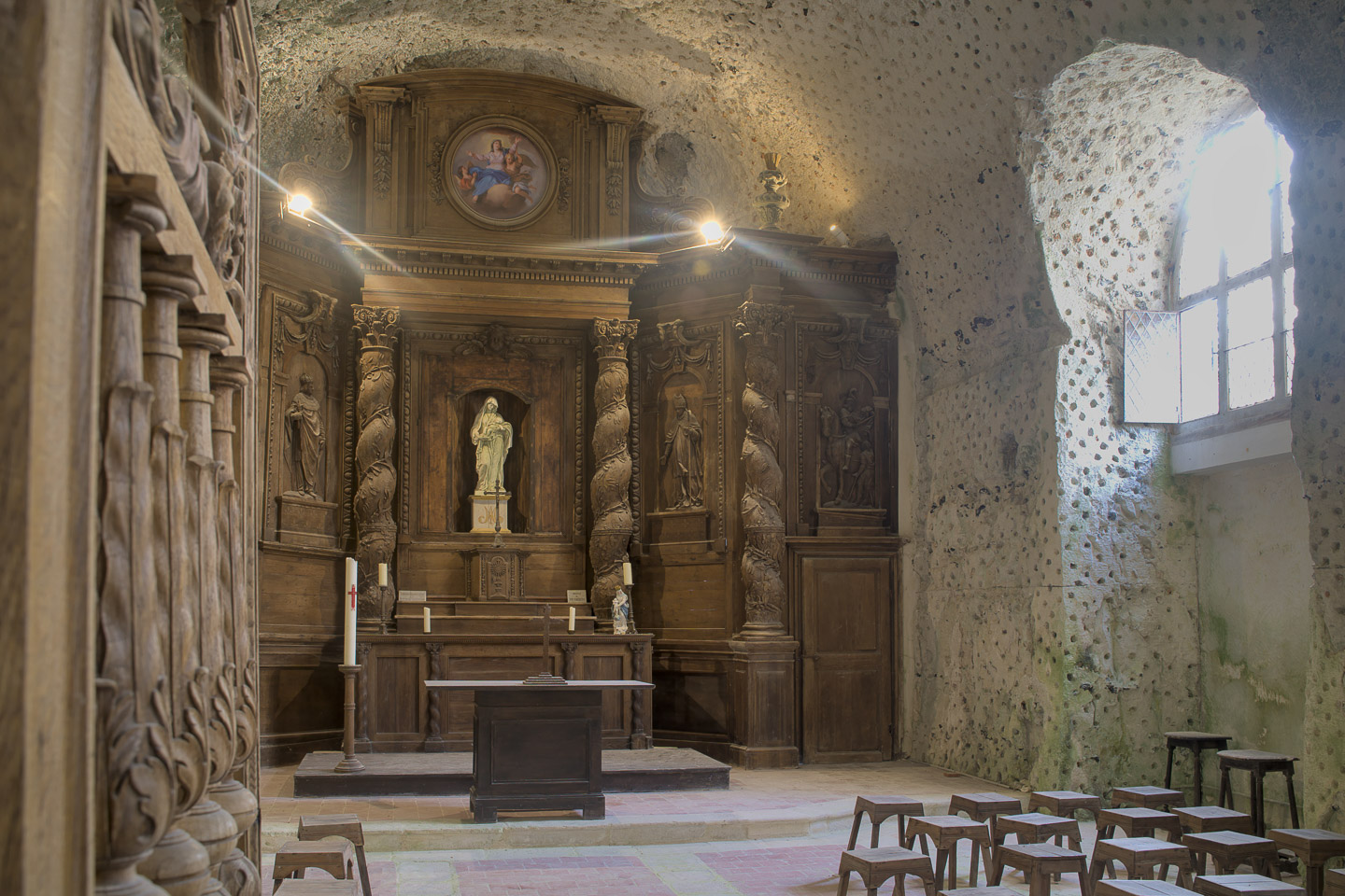 Eglise Troglodytique & Alentours – Haute Isle